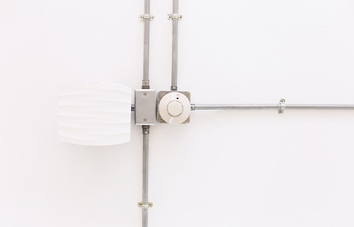 detector de humo vista desde el suelo en colo blanco