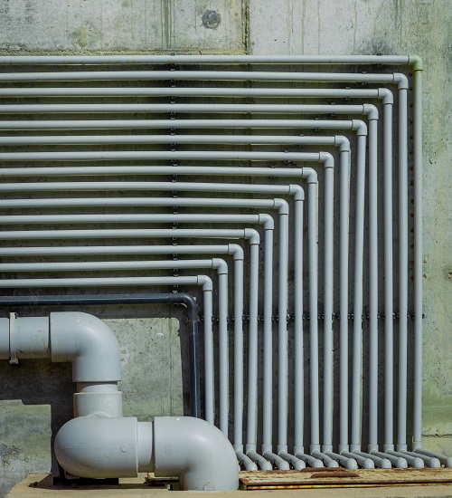 tubería de color gris en la pared