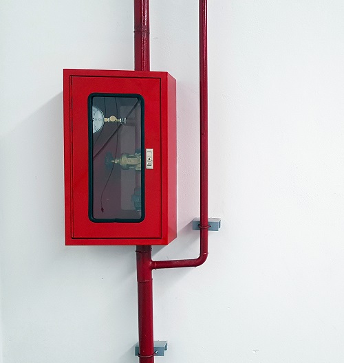 palanca de emergencia contra incendios dentro de un cuadro color rojo