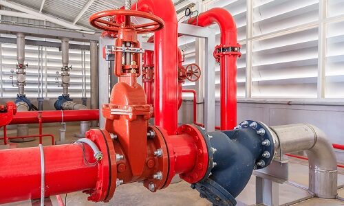 tubería grande de color rojo para evacuar aguas negras