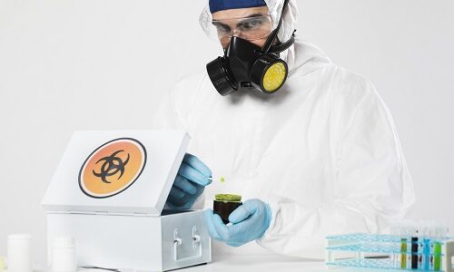 persona con equipamiento de seguridad contra la contaminación en laboratorios