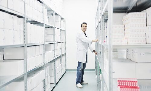 hombre ordenando el medicamento en un cuarto de estabilidad
