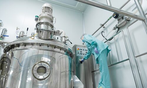 tanque grande de color gris y una mujer con uniforme